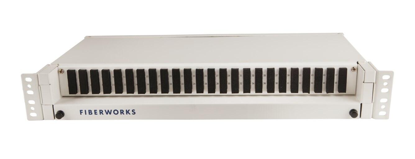 SP-FP-ODF-LITEN Fiberworks AS  1,5U 19&quot;  panel for 24 SC-DPX, liten ODF Med 0,5U underhylle og 2U deksel